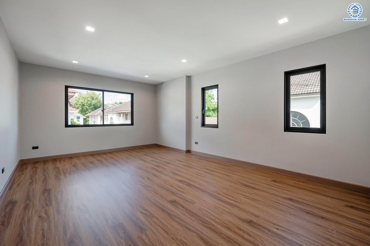 บ้านเดี่ยวฟิลคฤหาสน์มือสองตกแต่งใหม่ แบรนด์ LH ดีไซน์สุดหรูหรา โครงการ ลดาวัลย์ ปิ่นเกล้า เนื้อที่ 178.6 ตร.ว. บนพื้นที่ใช้สอยถึง 651.84 ตร.ม. ฟังก์ชันจัดเต็ม 5 ห้องนอน 7 ห้องน้ำ  1 ห้องแม่บ้าน จอดรถได้ถึง 3 คัน ทำเลศักยภาพติดถนนบรมราชชนนี เชื่อมต่อหลายเส้นทาง ใกล้มหาวิทยาลัยมหิดล และเซ็นทรัลศาลายา